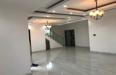 Check out this 5-bedroom house with a 1-bedroom staff quarters for sale at Spintex!